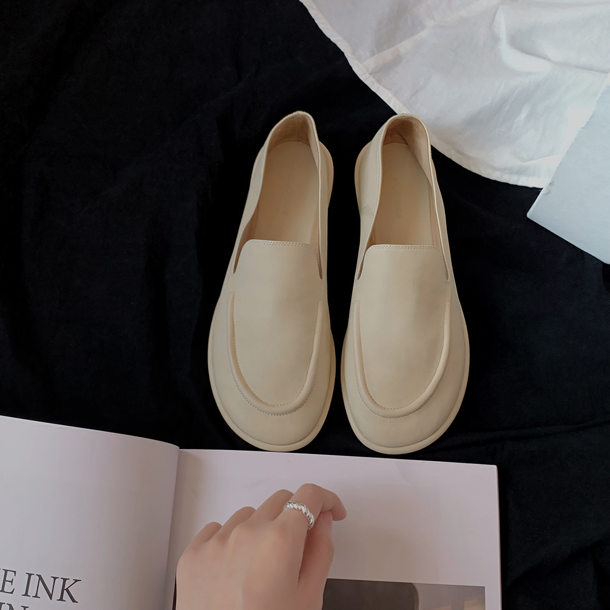 Versión de piel de oveja de la madre de la uva con el mismo estilo de los zapatos individuales de la nube de la cabeza redonda, un pie, zapatos suaves y cerosos de todo fósforo, zapatos de cuero para mujer