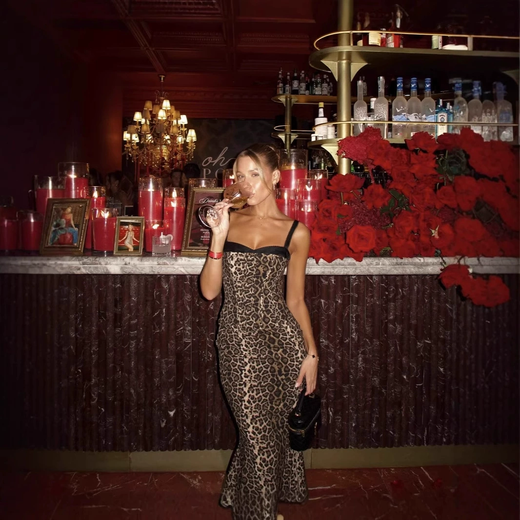 Европейский и американский стиль 2025, модное трансграничное платье с леопардовым принтом, утягивающее топ-труба с открытой спиной и бретелями.