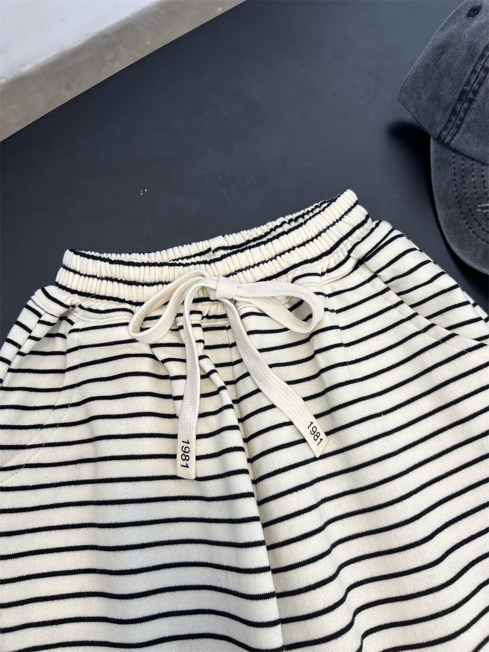 Primavera alla moda per ragazzi e ragazze sanitari 2024 per bambini versatili americani pigri leggings pantaloni sportivi a righe_voghion.com