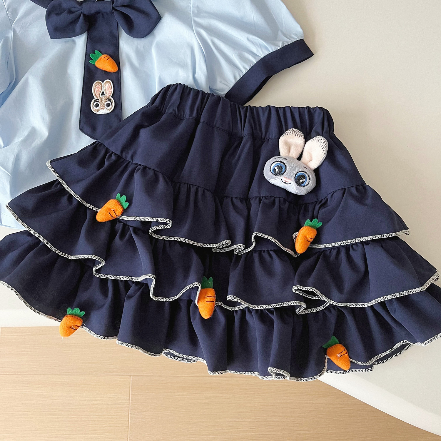 Flickset med kanin och morot matroskrage och kjol_voghion.com