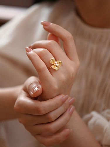  New Original Design Retro Chic Simple Artificial Pearl Ring with Floral Elements, Versatile Butterfly, French Style for Women