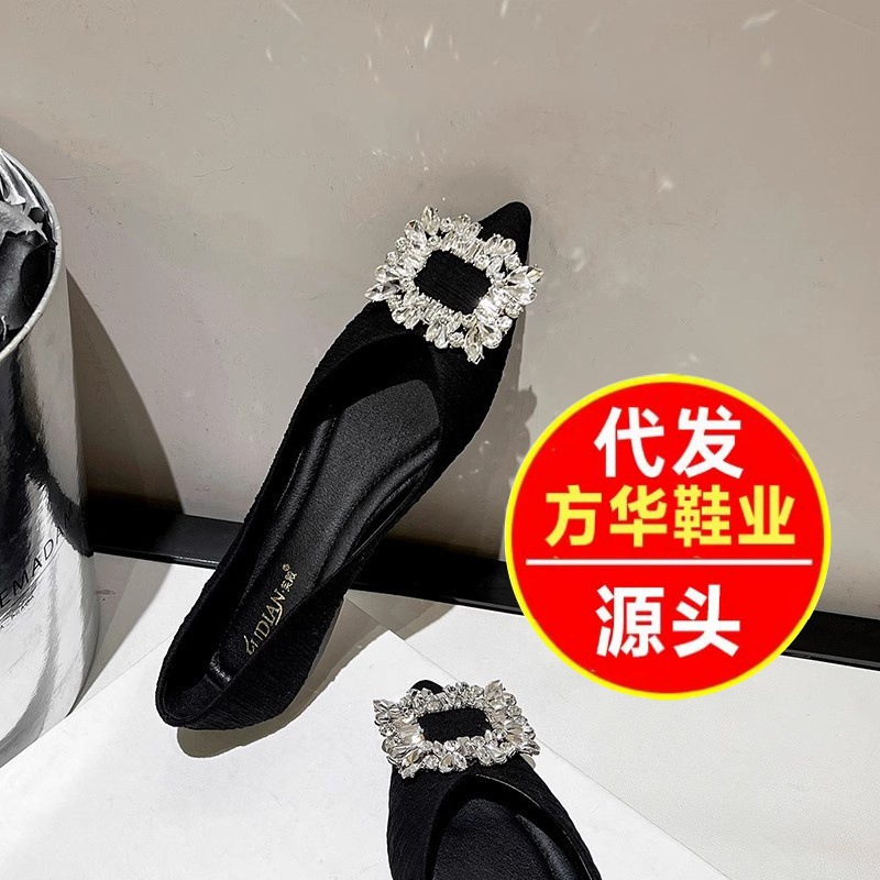 Zapatos franceses de punta de viento para mujeres 2026 nuevo verano poco profundo diamante cuadrado botones de botón temperamento negro zapatos de cama plana