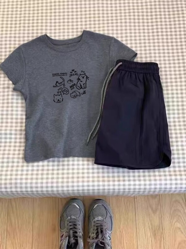 グレーの純綿半袖tシャツアメリカのプリントの正肩の丸首はスリムに見えます。|undefined