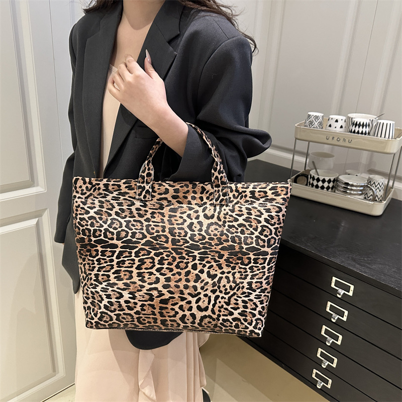 Europa y los Estados Unidos retro leopardo de gran capacidad 2025 nueva bolsa de mano de viento perezoso simple de moda de viaje elegante bolsa de mano