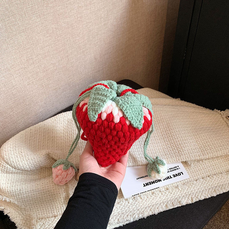 2023新款秋冬可爱红色草莓包斜挎迷你小包包女手工毛线编织针织包