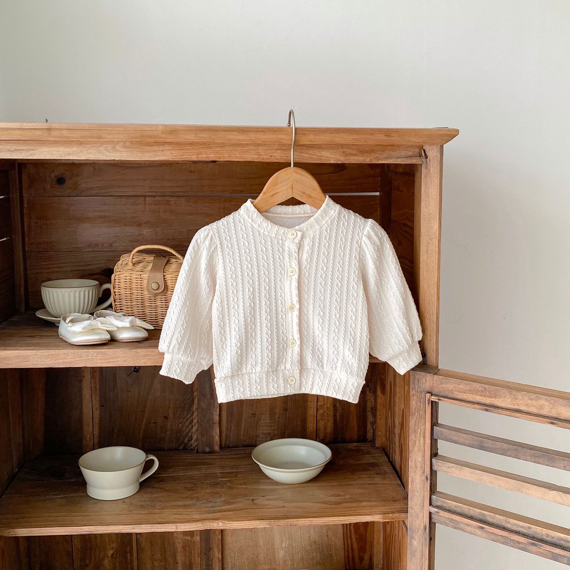 Jesenski set od tri dijela za djevojčice 2024. s čipkastom majicom s ovratnikom, mrežastim hlačama i jednobojnim žakard kaputom, Taken_voghion.com