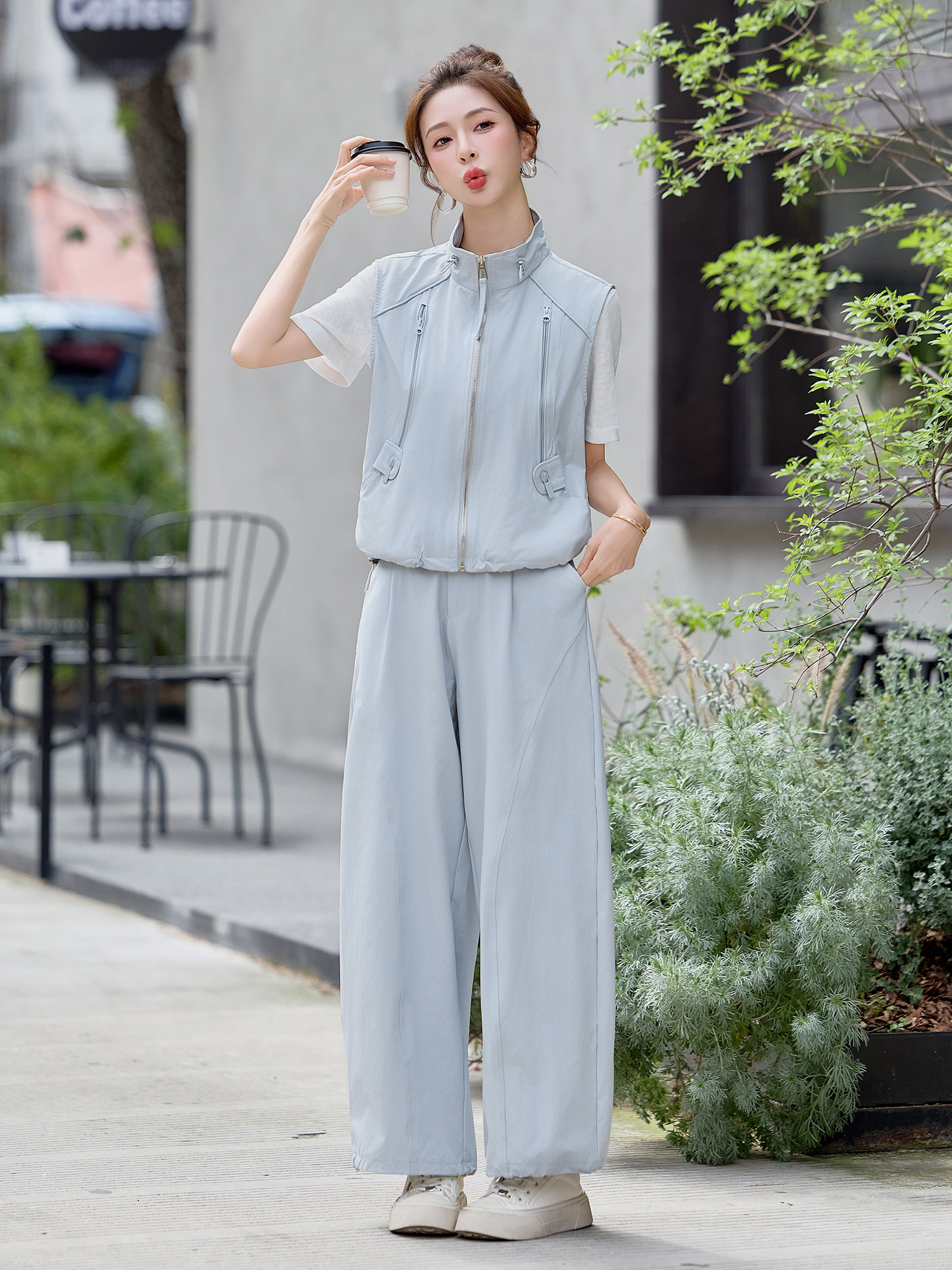 Bộ ba mảnh nữ gồm áo thun cổ tròn, áo vest cổ đứng và quần ống rộng phối đồ thanh lịch — màu xanh nhạt, màu xanh đậu