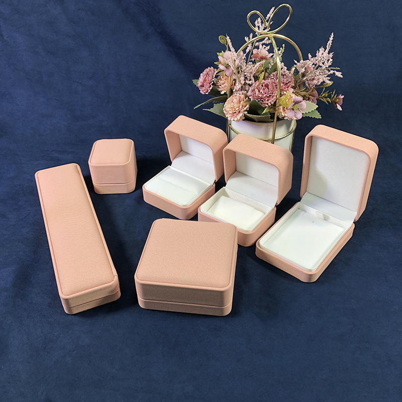 Cubierta de ángulo redondeado fresco caja de joyería de cuero PU caja de embalaje de joyería de moda anillo brazalete embalaje de joyería