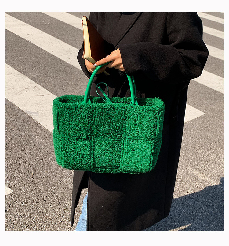 Plüsch Tasche 2021 Neue Herbst Und Winter Einkaufstasche Frauen Große Kapazität Nischen Gewebte Tasche Modische Einfache All-match-handtasche display picture 12