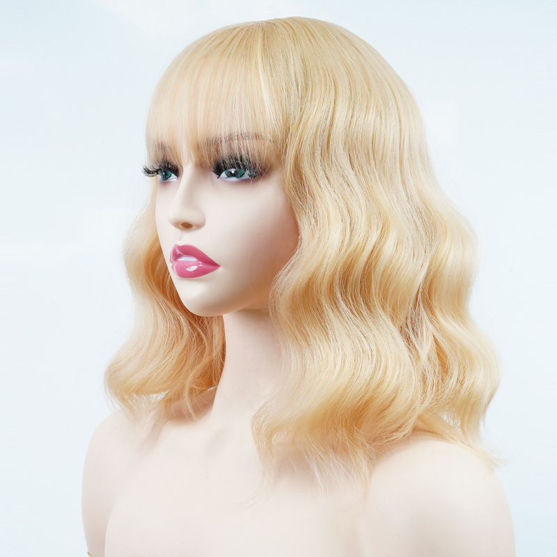 Fabriek groothandel chemische vezels hoge temperatuur zijden bob pruik voor blondines met kort krullend haar, natuurlijke krullende pony met middenscheiding_voghion.com