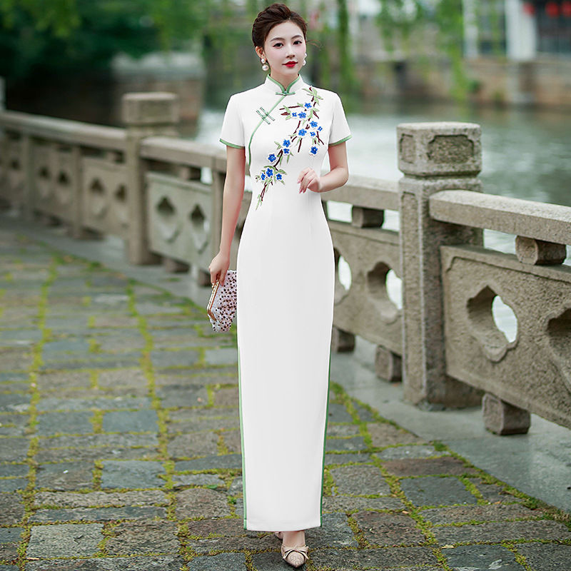 2025 New Classy Atmospheric Cheongsam Classy Elegant Chinese Style Noble Improved Catwalk Performance Clothing Long Style