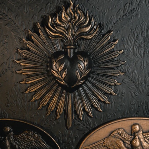 Placa Decorativa de Corazón Sagrado Gótico de Resina para Pared y Halloween