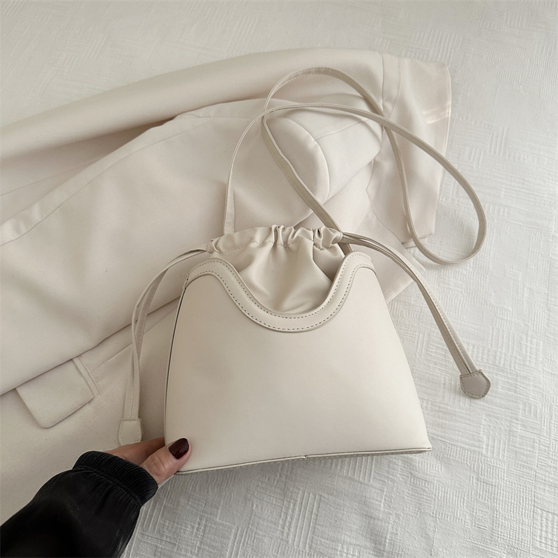 Textura retro bolso de nicho de diseño para mujeres 2024 nuevo estilo de moda moda bolso de hombro de moda bolso de cubo debajo de las axilas