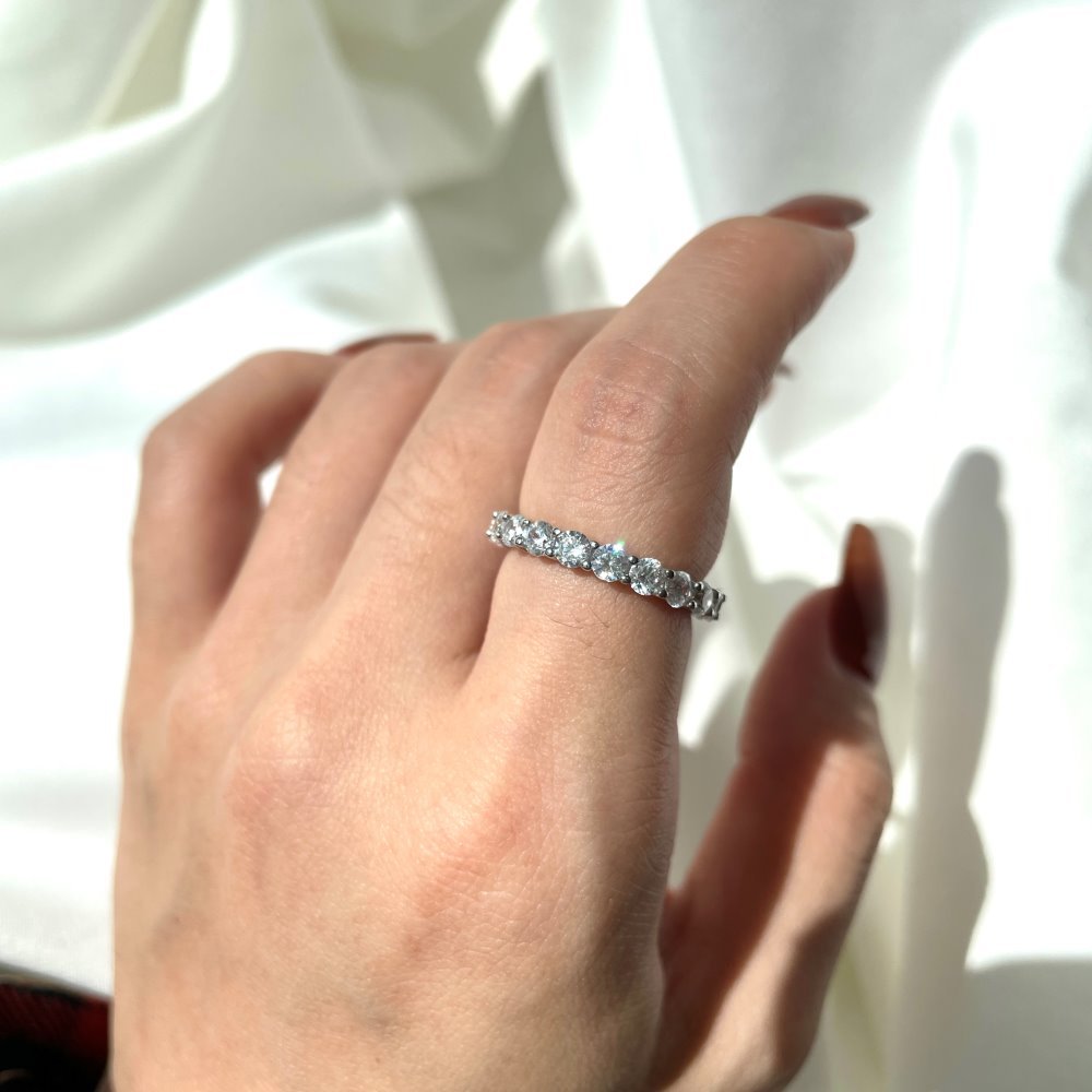 S sterling per le donne con un senso di design di nicchia, lusso leggero, anello in argento con zircone 5A completamente in diamanti trasmesso in diretta_voghion.com