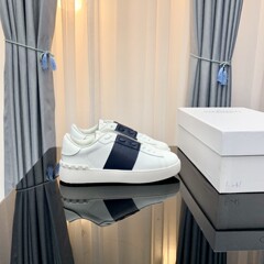 ヨーロッパ商品2025春の新型ヨーロッパ駅は白い板靴の高級品のレジャーリベットの白い靴の女性靴のファッションを合わせます。