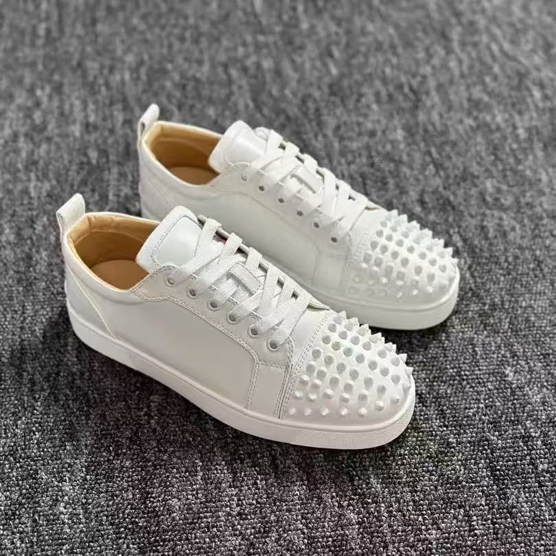Estación europea cl remaches eléctricos zapatos de suela roja de tendencia universal remaches pareja de moda casual zapatos casuales de moda europea
