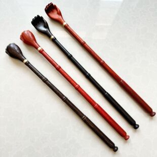 The old man who doesn't ask for help scratches his hands with sandalwood, purple sandalwood, ox horn, red rose pear, scratching artifact, carved little hands for itching.