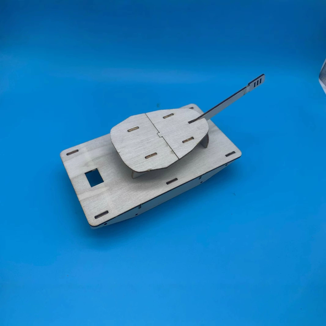 Детские технологичные поделки, миниатюрные самодельные танки, деревянные танки-пазлы для самостоятельной сборки.