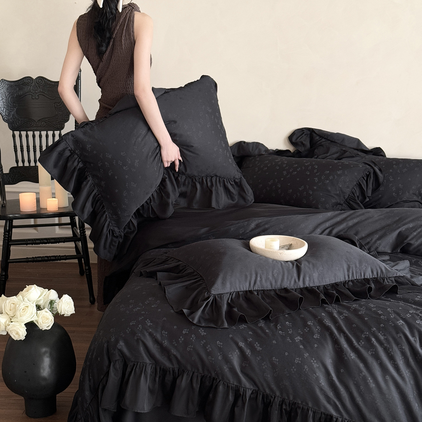 Conjunto de quatro peças em algodão francês de fibra longa, estilo boho romântico nórdico vintage, com luxuosa capa de edredom bordada em renda, em tons de preto e branco claro._voghion.com