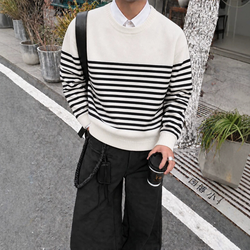 Classic black and white striped crew-neck sweater, a new autumn/winter style for men, warm and loose-fitting, available for wholesale from the manufacturer Classic black and white striped crew-neck sweater, a new autumn/winter style for men, warm and loose-fitting, available for wholesale from the manufacturer