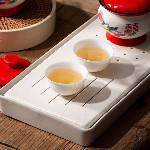 2 tazas de porcelana blanca separadas