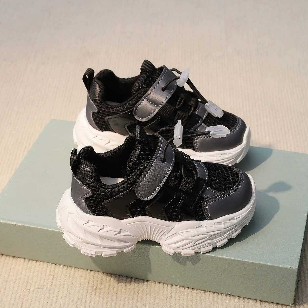 Детские спортивные кроссовки для малышей и детей постарше, весенне-летние кроссовки для девочек в стиле «dad shoes», дышащие кроссовки из сетки для мальчиков, модные и повседневные.