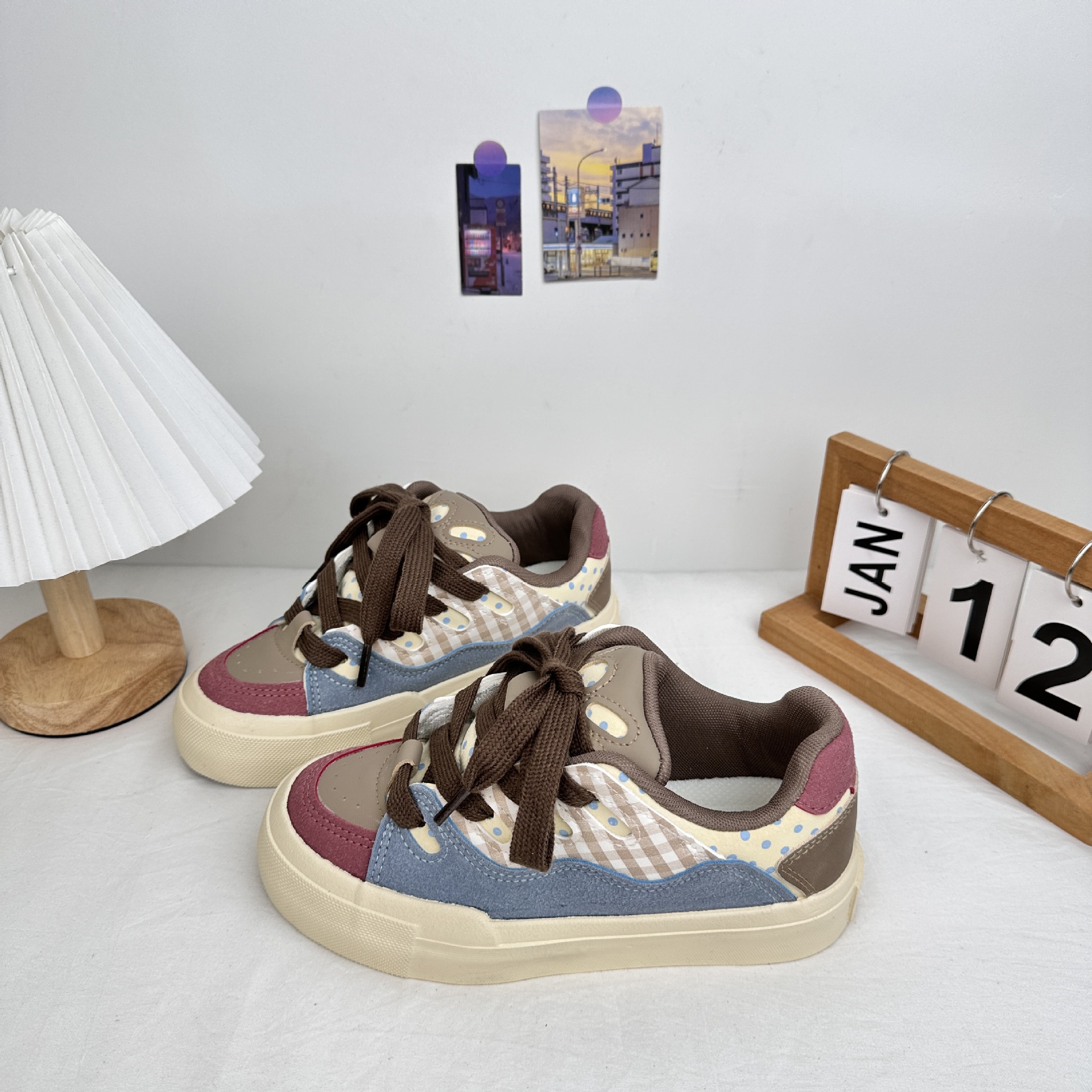 Far Wave 2025 Spring Student Low Colging Shoes Versión coreana de los zapatos de skate de tendencia de todo fósforo Zapatos de lona estilo Hong Kong cabello femenino