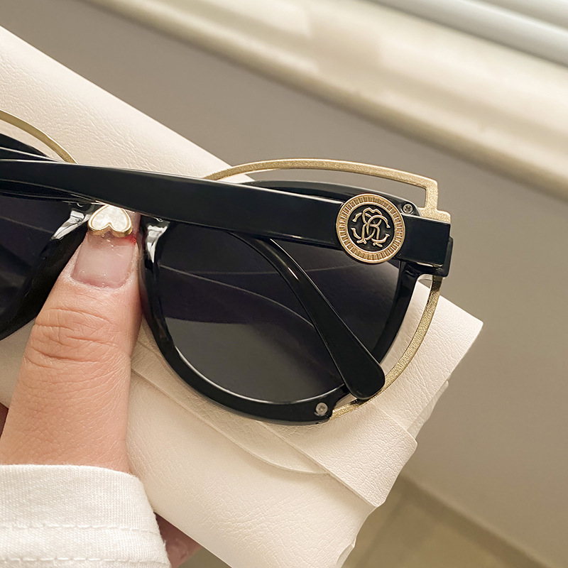 2022 nuevas gafas de sol europeas y americanas de las mujeres de alto grado ins CAT EYE marco pequeño gafas de sol blancas protección solar 98316