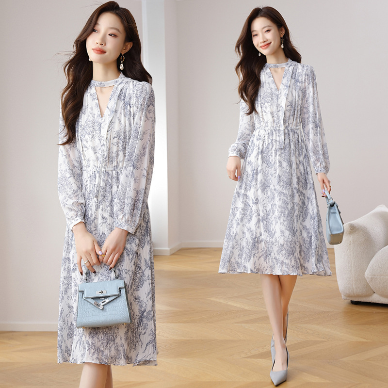 Long-Sleeved V-Neck Floral Dress for Women 2026 New Autumn Style Retro French Style Waist Slimming Chiffon Mid-Length Dress