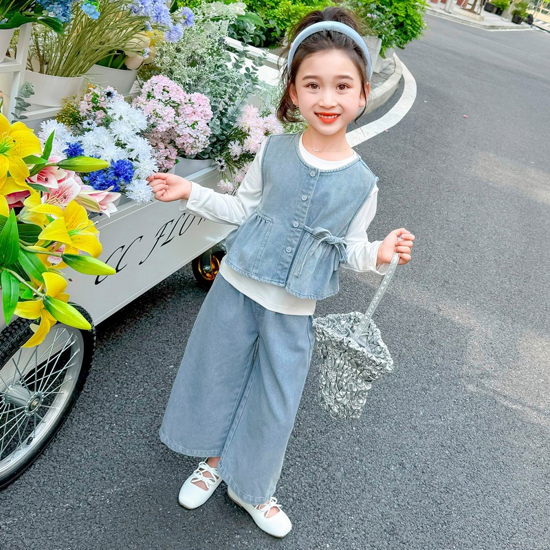 Conjunto casual para niñas de mezclilla con cordón, tres piezas – moda primavera-otoño 2024.
