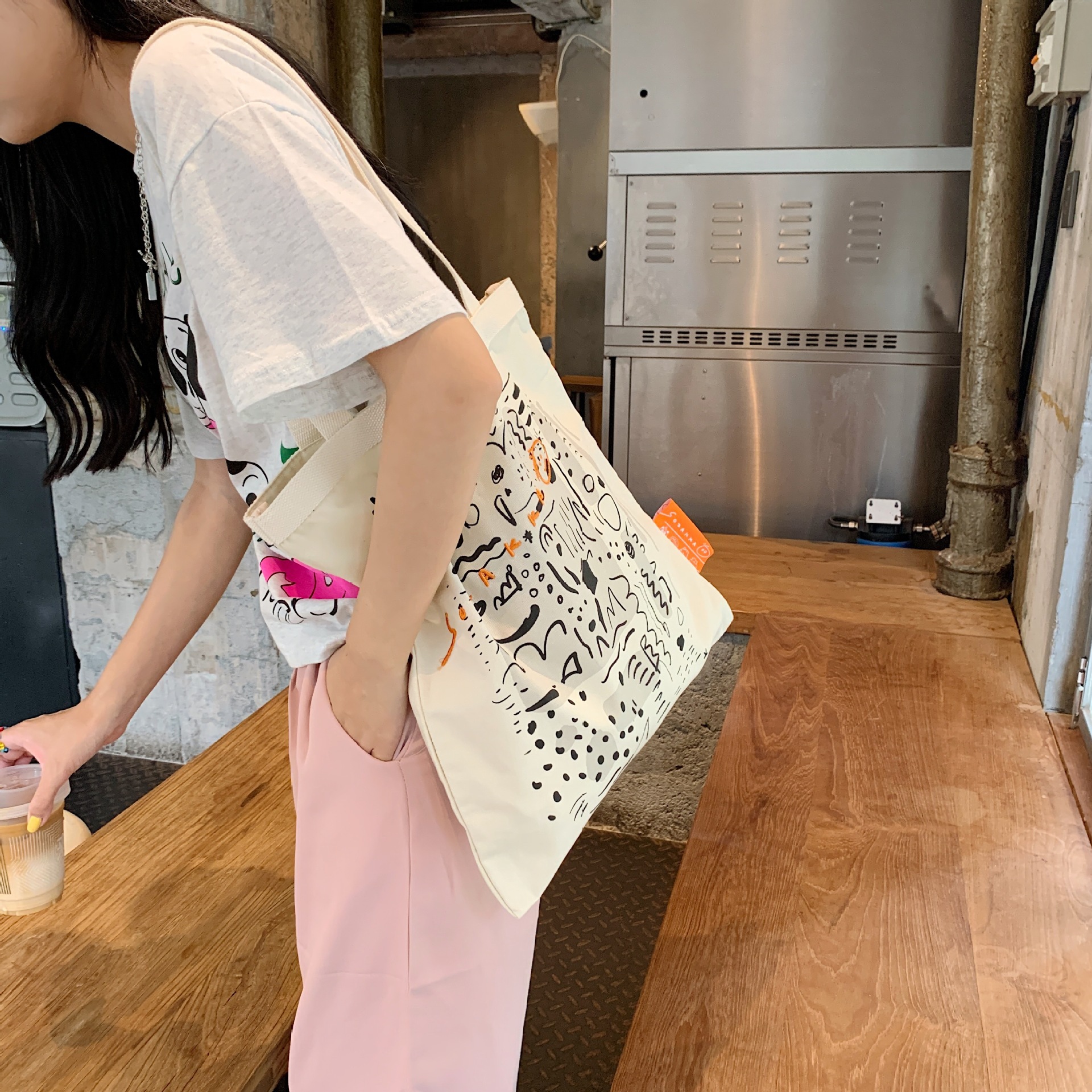【 In Stock 】26102 letter graffiti printed canvas bag, large-capacity single-shoulder hand-carry shopping bag Tote from South Korea Specification drawing