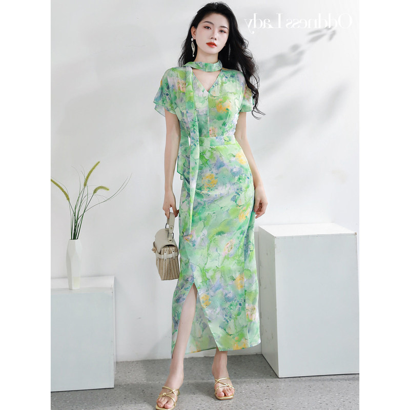 2026 New High-End Silk Dress for Women, Elegant and Age-Reducing, Waist-Cinching and Slimming, Green Long Dress with Ribbons for Summer