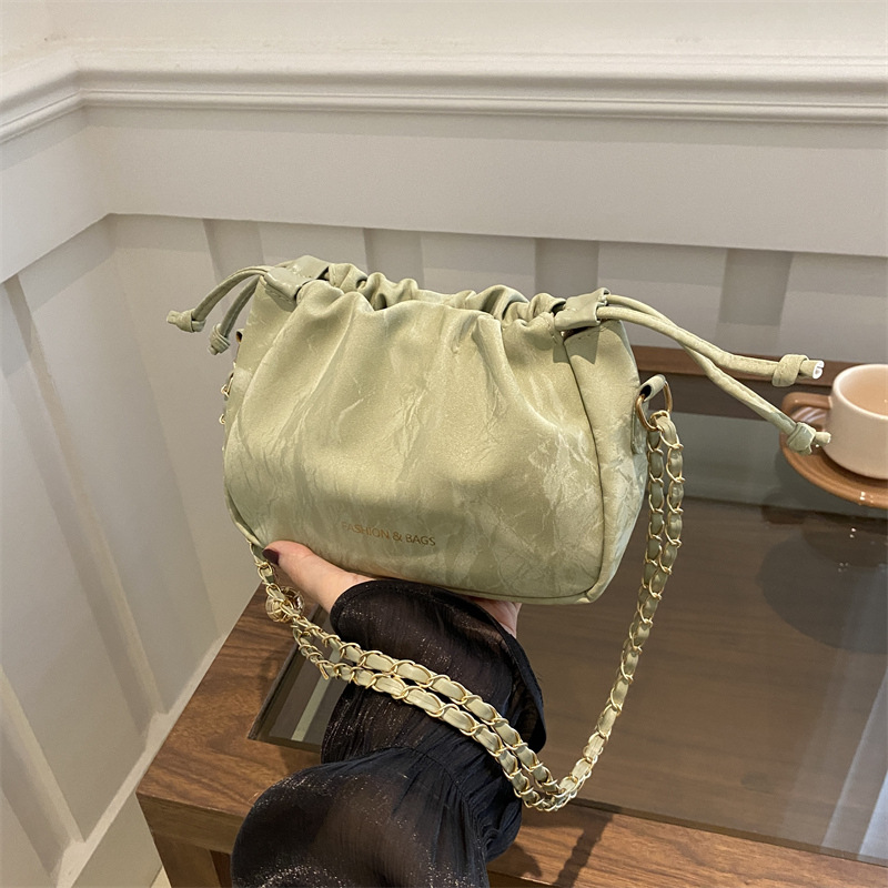 Cadena de nicho bolso pequeño de todo fósforo para mujer bolso de axila de moda de alta gama versión coreana bolso de cubo de mensajero para mujer de un solo hombro