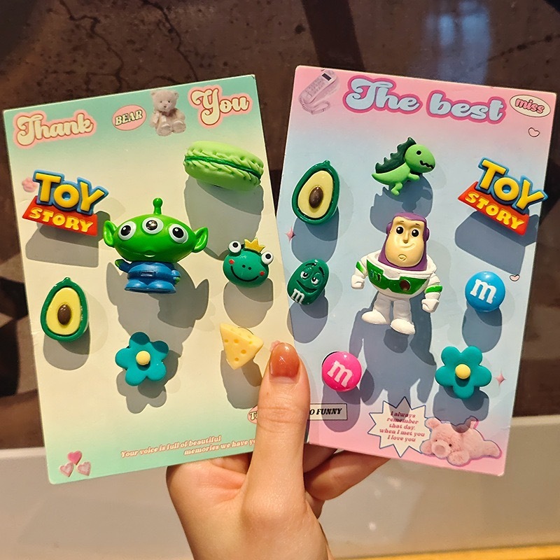 取り外し可能なキュートな漫画風のシューズバックルで飾られた、新しい植毛生地のクロックスシューズ|undefined