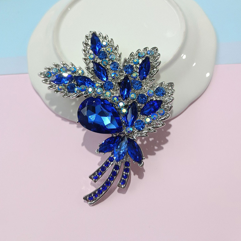 Broche de hoja rosa con estrás para mujer joya elegante_voghion.com