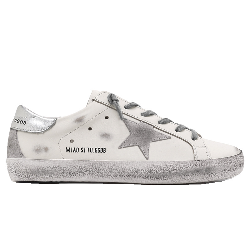 Zapatos blancos sucios 2024 nuevo estilo de cuero coreano, estrellas viejas, aumento de parejas, zapatos sucios casuales planos, mujeres