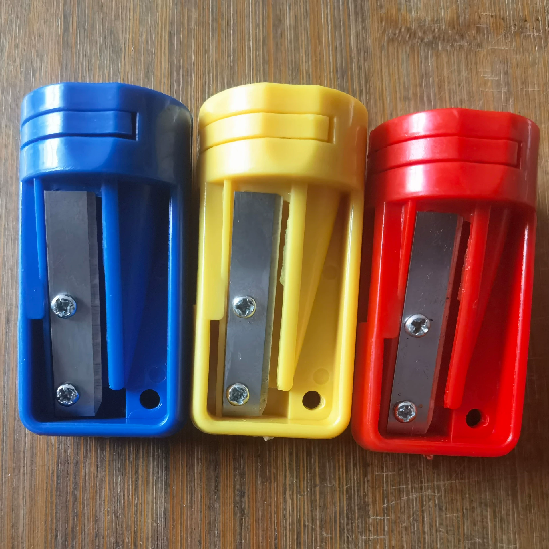 Многоцветная деревообрабатывающая точилка для карандашей может резать разные формы деревообрабатывающая ручка часто используется с деревообрабатывающей ручкой всасывающей карты костюм