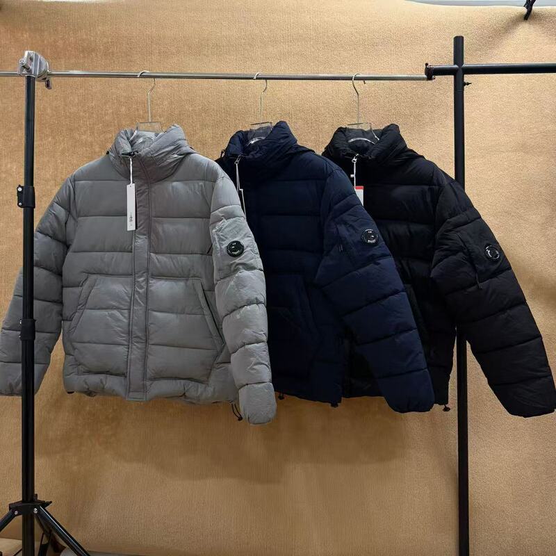 New CP Cross-Border COMPANY Puffer Jacket with Lens Pocket, Hoodless Stand-Up Collar, Water-Resistant, Loose Fit, Straight-Cut Coat New CP Cross-Border COMPANY Puffer Jacket with Lens Pocket, Hoodless Stand-Up Collar, Water-Resistant, Loose Fit, Straight-Cut Coat