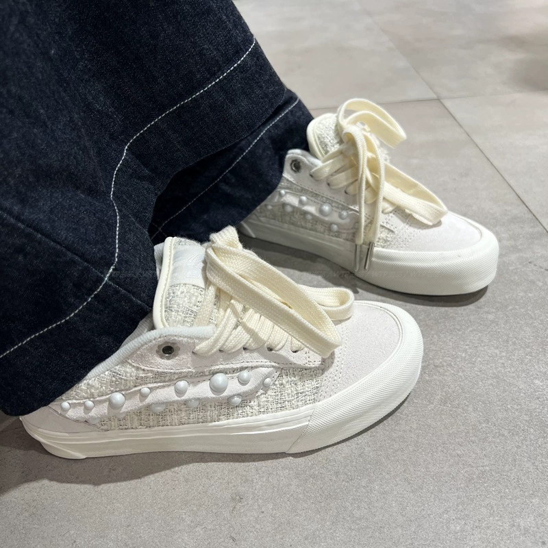 Кроссовки в стиле Шанель с жемчугом, ограниченная серия «Год змеи» 2025 года, разработанные художником, и весёлые кеды Pac-Man в горошек из холщовой ткани.