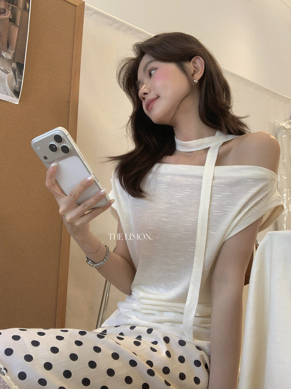 Áo thun nữ thiết kế cổ yếm dây rút eo, tay ngắn, phối dây buộc vai, form ôm nhẹ — màu đen, trắng ngà, Bột cam, màu xám chi tiết 18