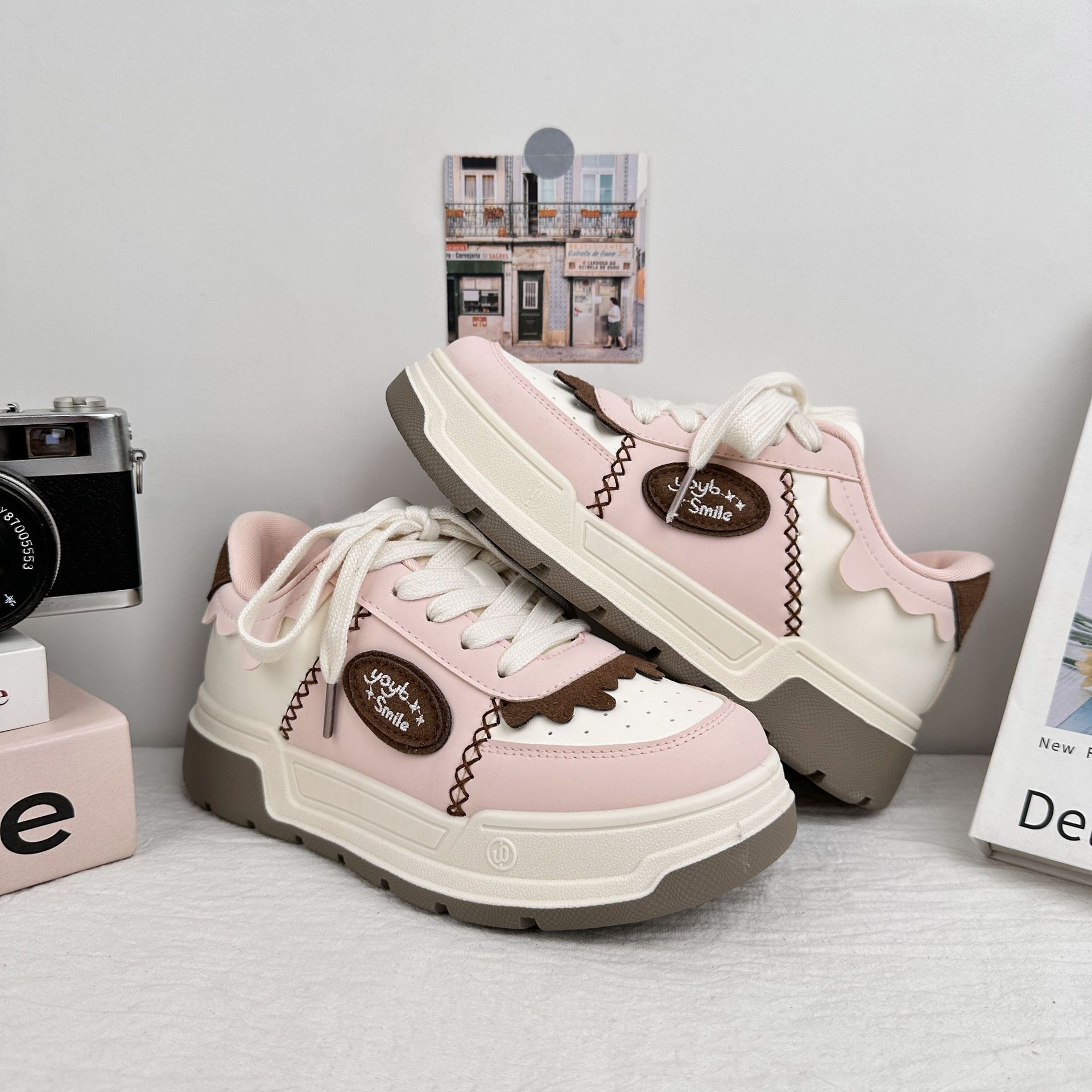 Zapatos de suela gruesa de larga onda para mujeres 2025 verano nuevo dulce estilo de estilo de escuela zapatos de skate casuales pequeños zapatos blancos