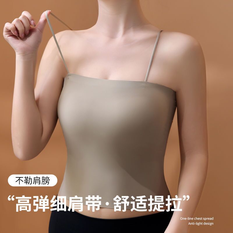 ストラップのアイスベストの固定カップの中に、跡のない上に胸パッド付きの下着を着ています。