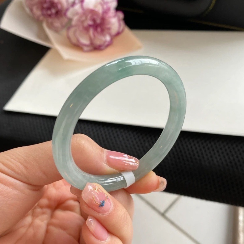 Vòng tay ngọc bích tự nhiên Miến Điện A màu xanh nhạt dáng tròn mảnh chi tiết 4