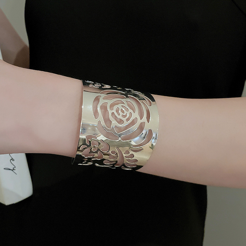 Pulsera plisada irregular de metal estilo europeo y americano fresco elegante pulsera personalidad de alto grado de lujo ligero pulsera al por mayor femenina