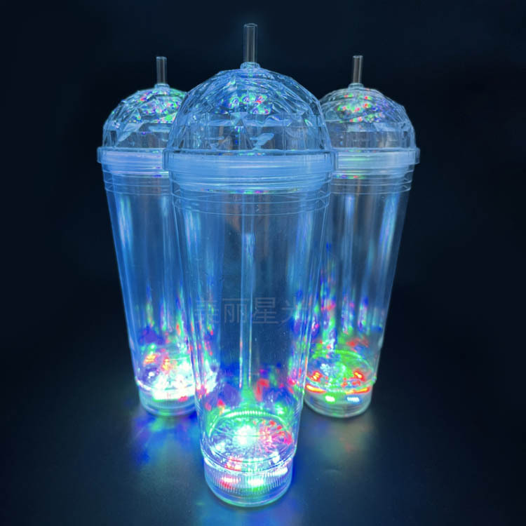 La nueva taza de paja luminosa aprobada directamente por el fabricante 700ml taza de hielo de diamante luminoso taza de paja LED de plástico de grado alimenticio
