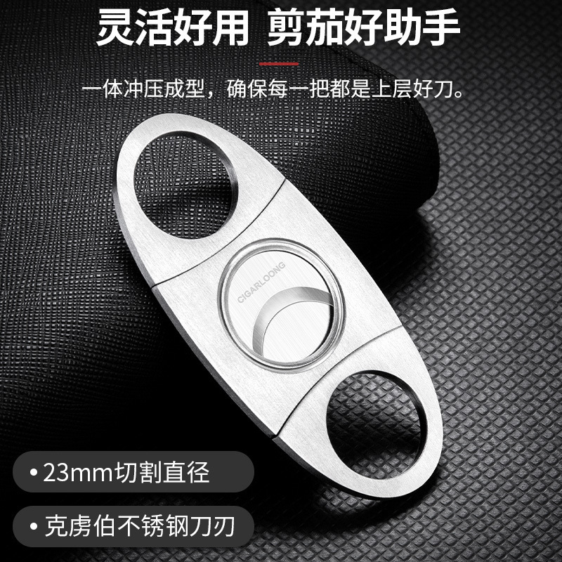 シガーはさみは滑らかで鋭利なステンレスのシガーを切って両刃のステンレスの鋭利で滑らかな金属のシガーを切ってタバコを切ります。|undefined