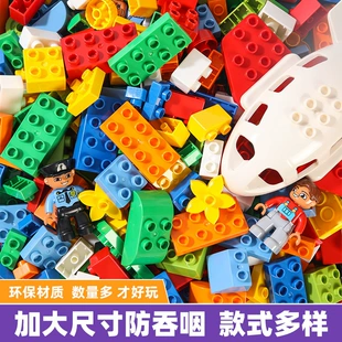 Крупные кубики-конструктор на столе для мальчиков 3–6 лет