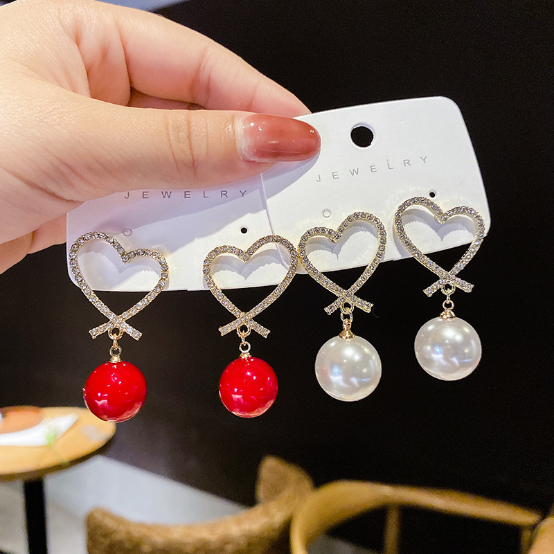 South Korea Temperament Big Pearl Hollow Heart Earrings display picture 2