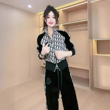 �ﶬ�¿�W�t�r�����д���һ����ƴɫ����_���̿��l�ɼ���Ů�b