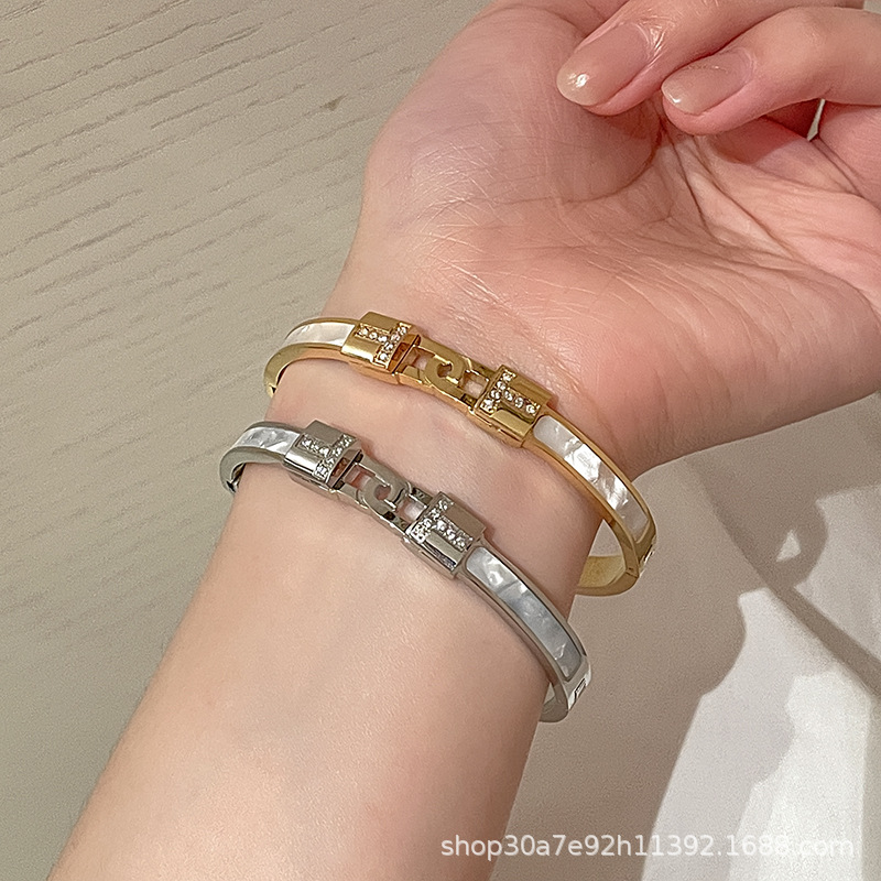 钛钢手镯不掉色同心锁手双T微镶锆石镀18K金跨境欧美不锈钢手镯女